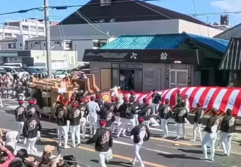 Tragédia em festivais tradicionais de Osaka: duas mortes e 16 feridos em acidentes com carros alegóricos